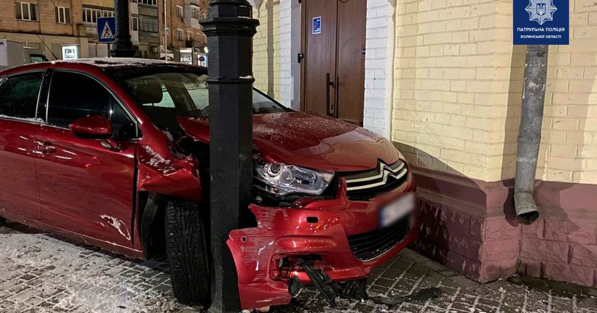 На Волині п'яна 18-річна водійка влетіла в металевий стовп: фото