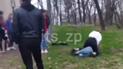 Тягала за волосся, била по голові і товкла обличчям об землю: у Запоріжжі школярки влаштували жорстокі розбірки (відео 18+)