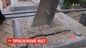 Киевлян обеспокоила новая трещина в пешеходном мосту: архитектор объяснил причину