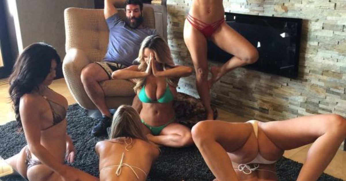 Звезда покера кичится вечеринками с обнаженными моделями / © instagram.com/danbilzerian