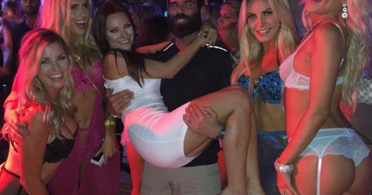 Звезда покера кичится вечеринками с обнаженными моделями / © instagram.com/danbilzerian