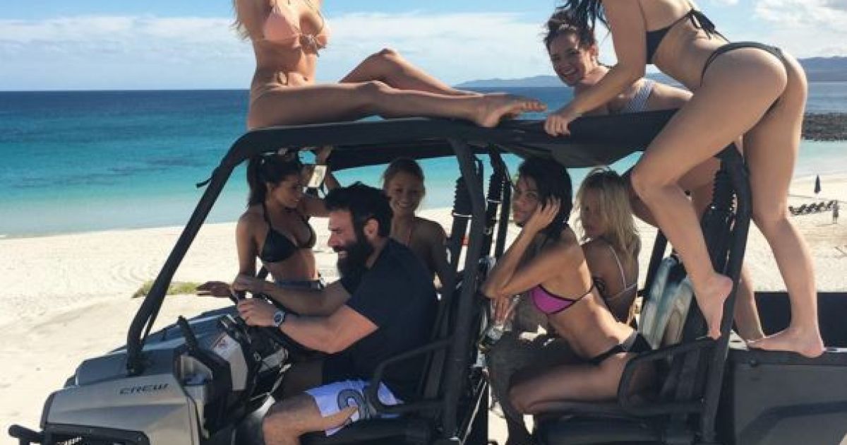 Звезда покера кичится вечеринками с обнаженными моделями / © instagram.com/danbilzerian