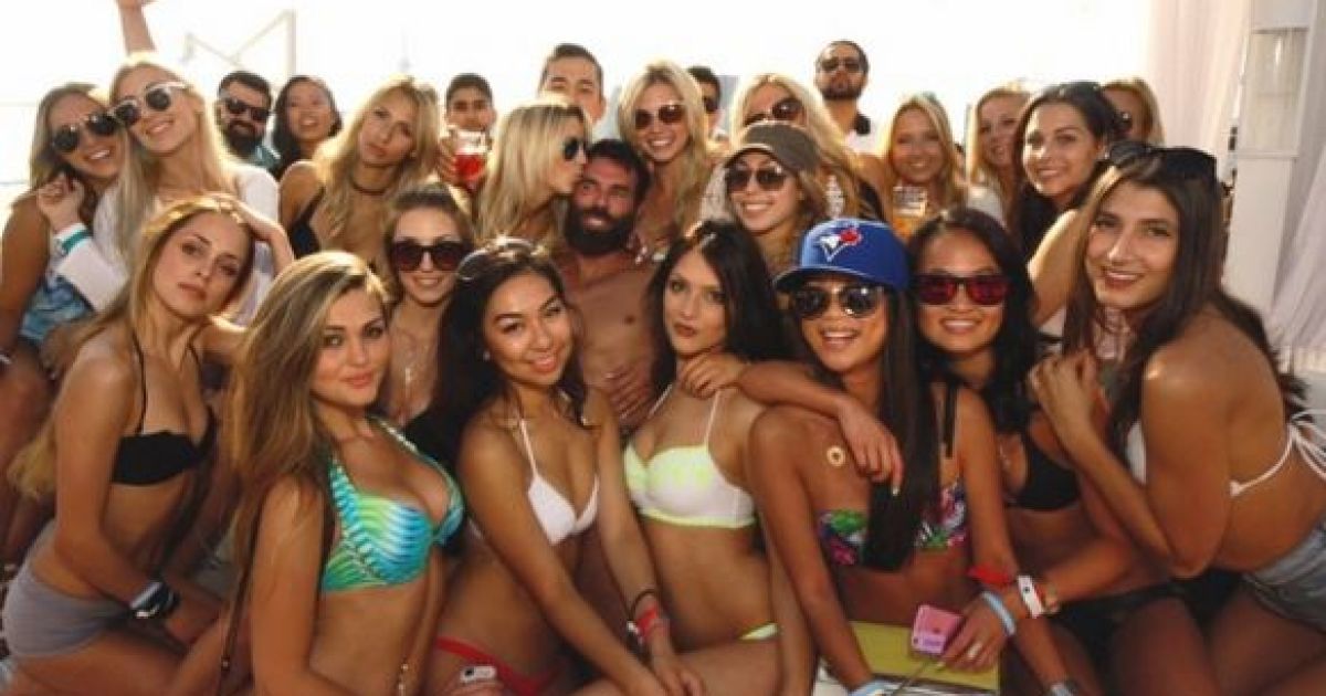 Звезда покера кичится вечеринками с обнаженными моделями / © instagram.com/danbilzerian