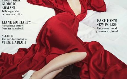 В червоній сукні з дуже глибоким декольте: сексуальна Дакота Джонсон на обкладинці глянцю