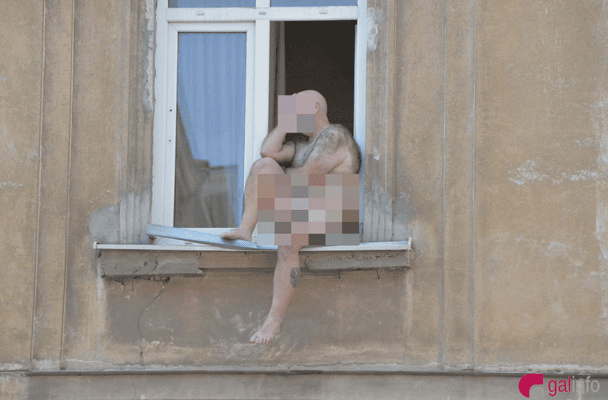 Обнаженный мужчина в окне / © Гал-инфо