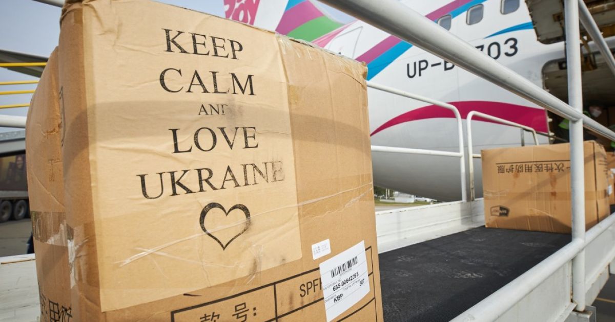 До України прибув другий медичний вантаж з Китаю: що привезли і куди доправлять