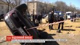 От взрыва под землей в Одессе в воздух взлетел легковушка