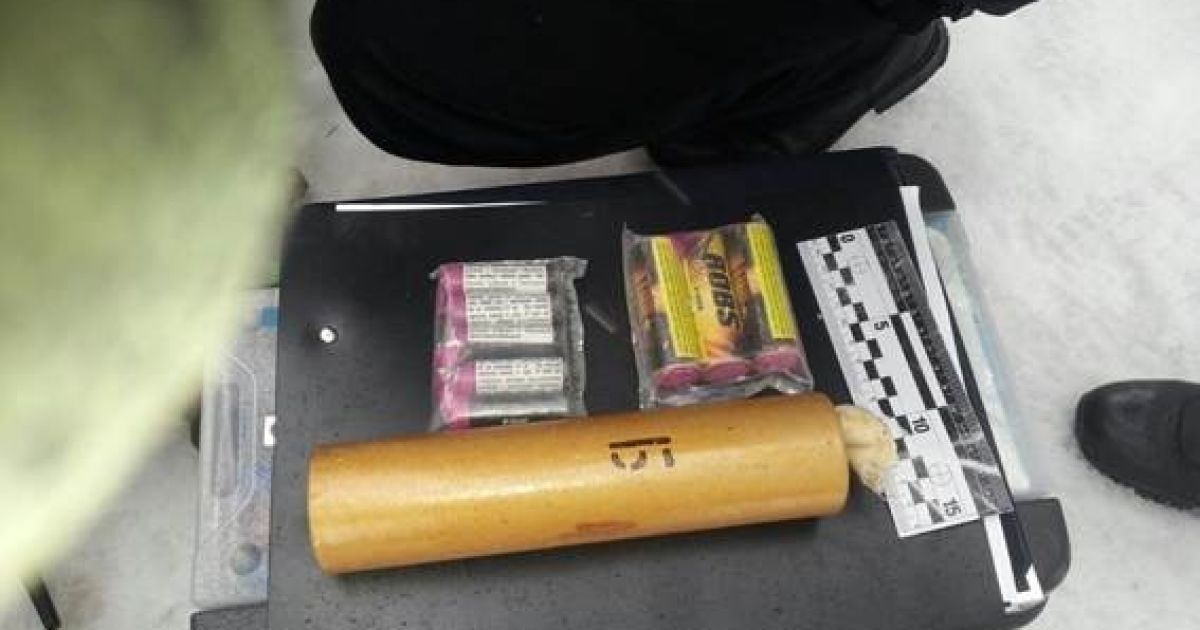 У Києві 17-річний чоловік намагався пронести в урядовий квартал петарди і вибуховий пакет_1 / © ГУ НП у г. Киеве