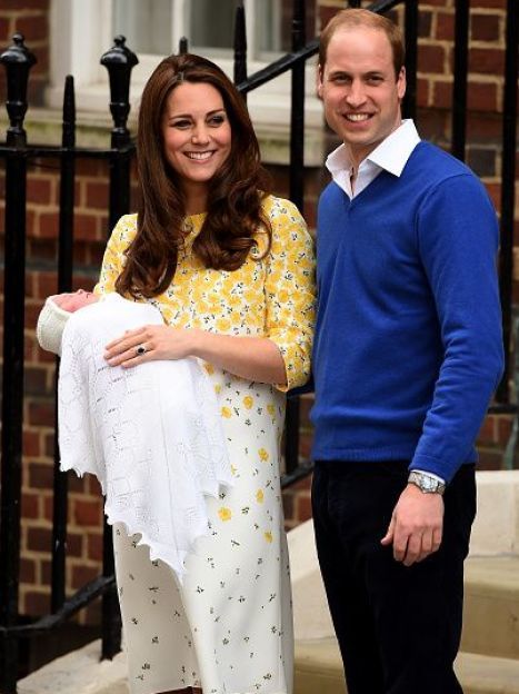 Uерцогиня Кембриджская и принц Уильям с новорожденной дочерью / © Getty Images
