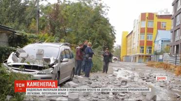 В Днепре с новой многоэтажки на дорогу попадали строительные материалы