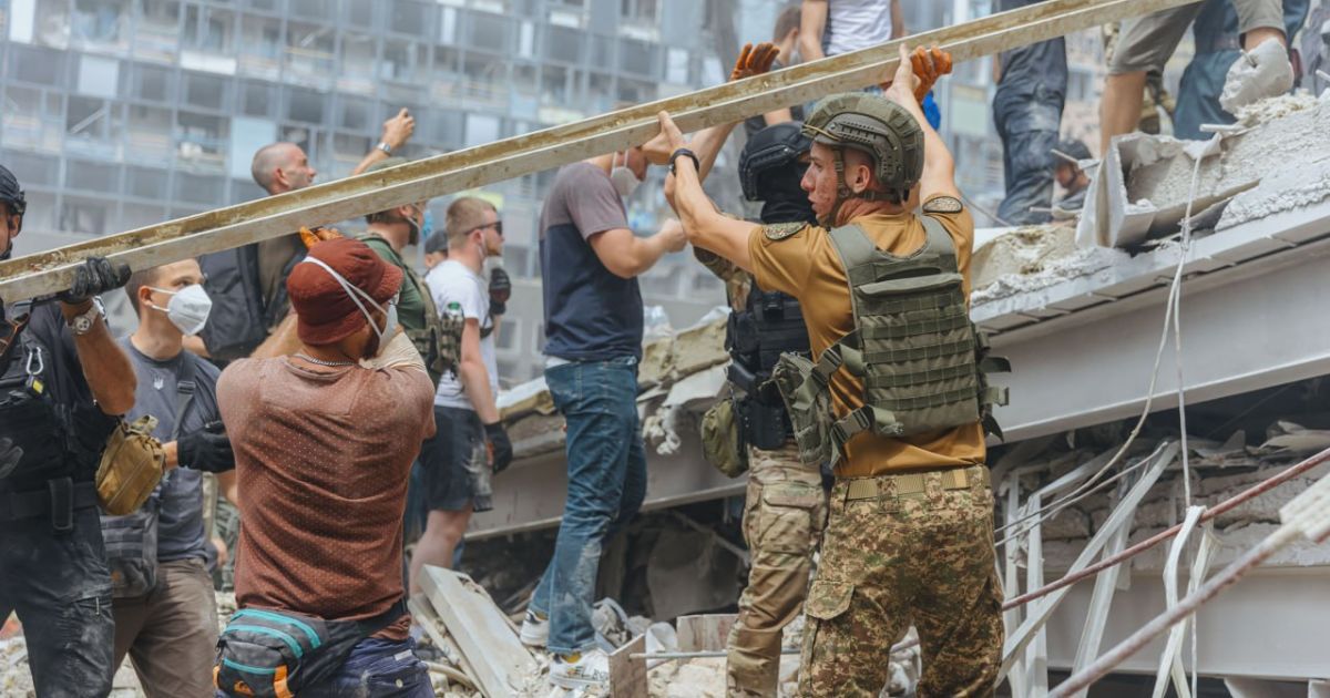 Разбор завалов на месте удара РФ по Охматдету