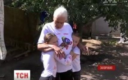 В Запорожье бабушка воспитывает внуков в доме без света, газа и воды