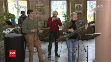 У Чернігові рок-музиканти заграли на гільзах й гранатометі