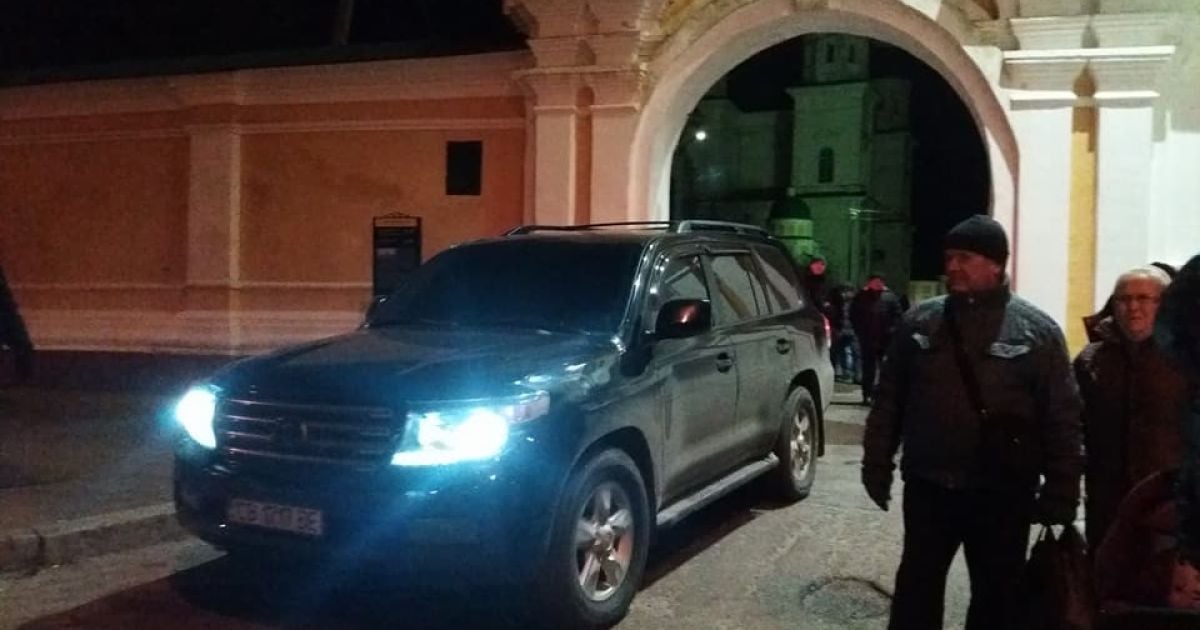 "Попы забаррикадировались в келье". В Чернигове пикетировали церковь из-за иконы с российским царем