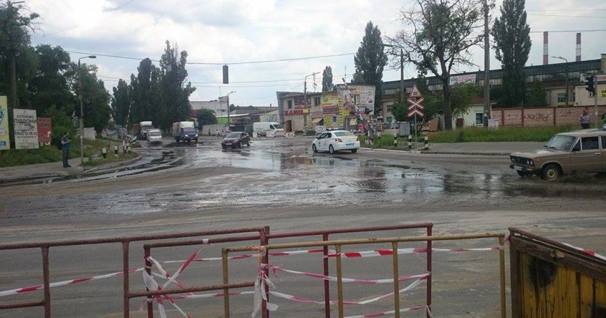 Горячей водой залило дорогу / © Фото Ивана Воробьева/ТСН
