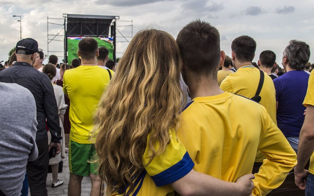Уболівальники зібралися на Поштовій площі на матч Україна - Північна Ірландія. Фото - Надія Мельниченко / © Проспорт