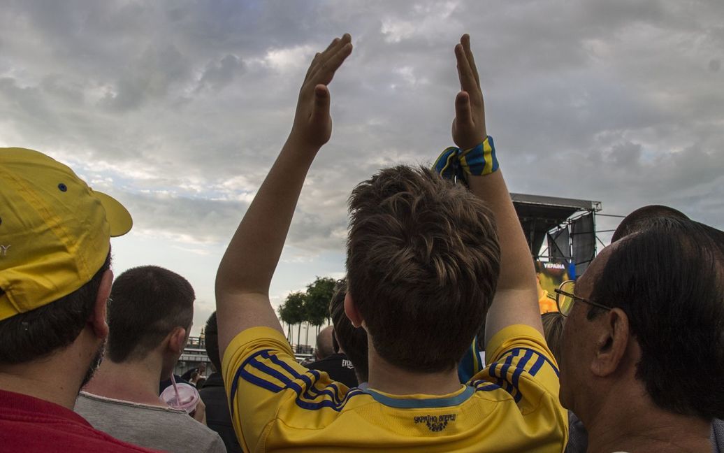Уболівальники зібралися на Поштовій площі на матч Україна - Північна Ірландія. Фото - Надія Мельниченко / © Проспорт