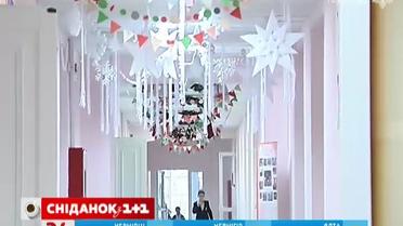 Ученики украсили киевскую гимназию к праздникам старыми коробками и строительными материалами