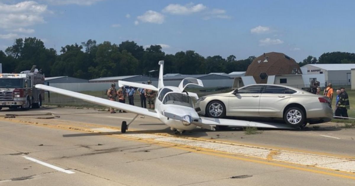 У США легковик врізався у літак, який аварійно сів на шосе