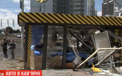 У кав'ярні, яку протаранило авто у Києві, були люди: нові подробиці ДТП