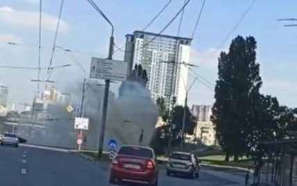 Огромный "гейзер": на проспекте Победы в Киеве прорвало трубу
