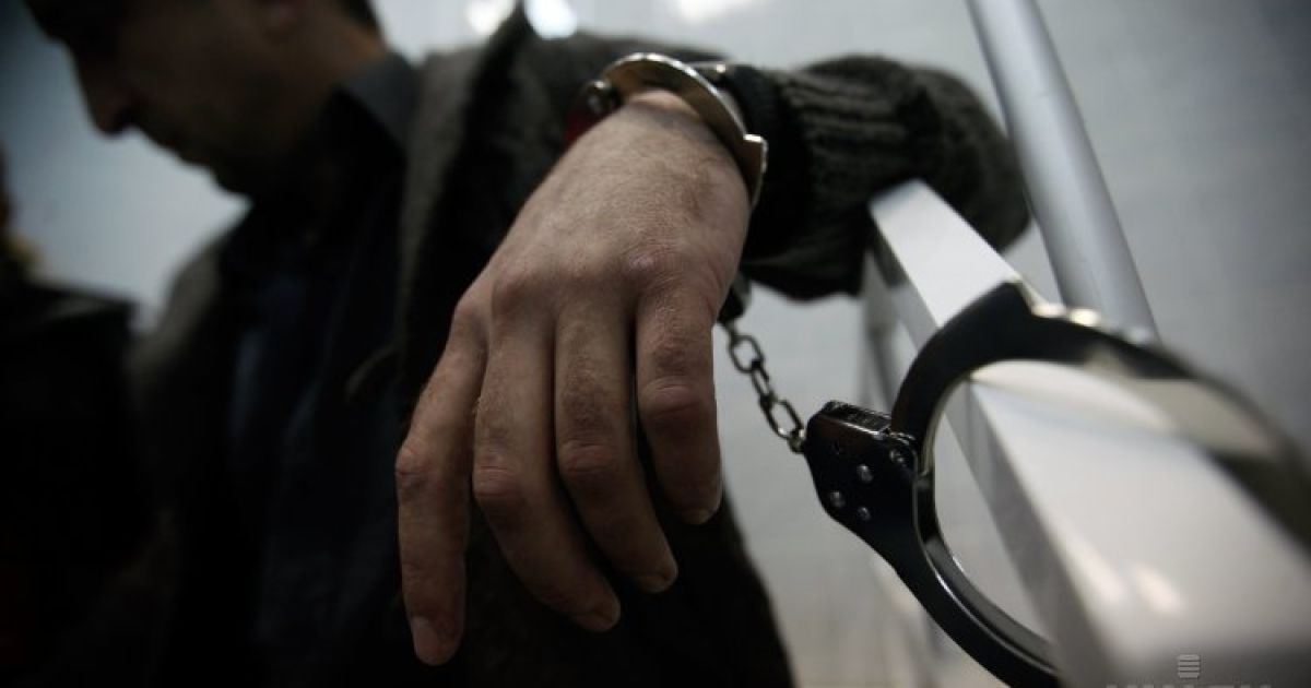 Полицейский был задержан во время получения взятки от посредника.