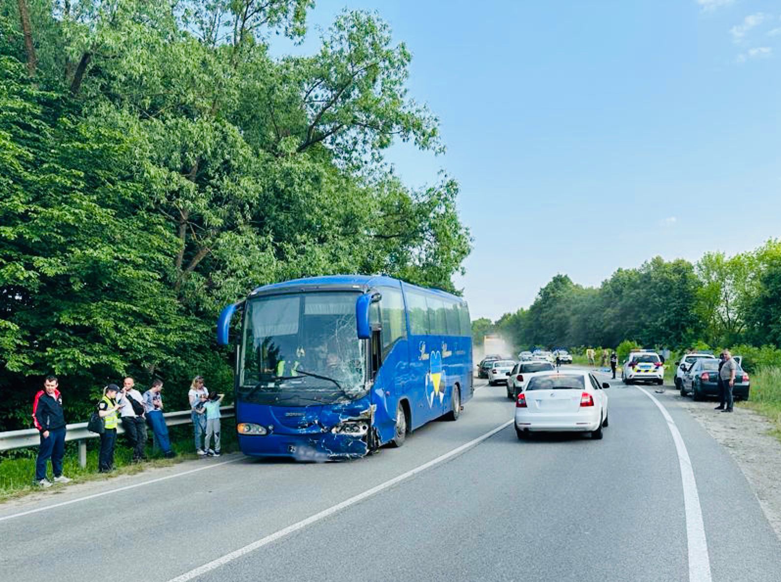 На Прикарпатті не розминулися рейсовий автобус та легковий автомобіль. / © ГУ Національної поліції в Івано-Франківській області.