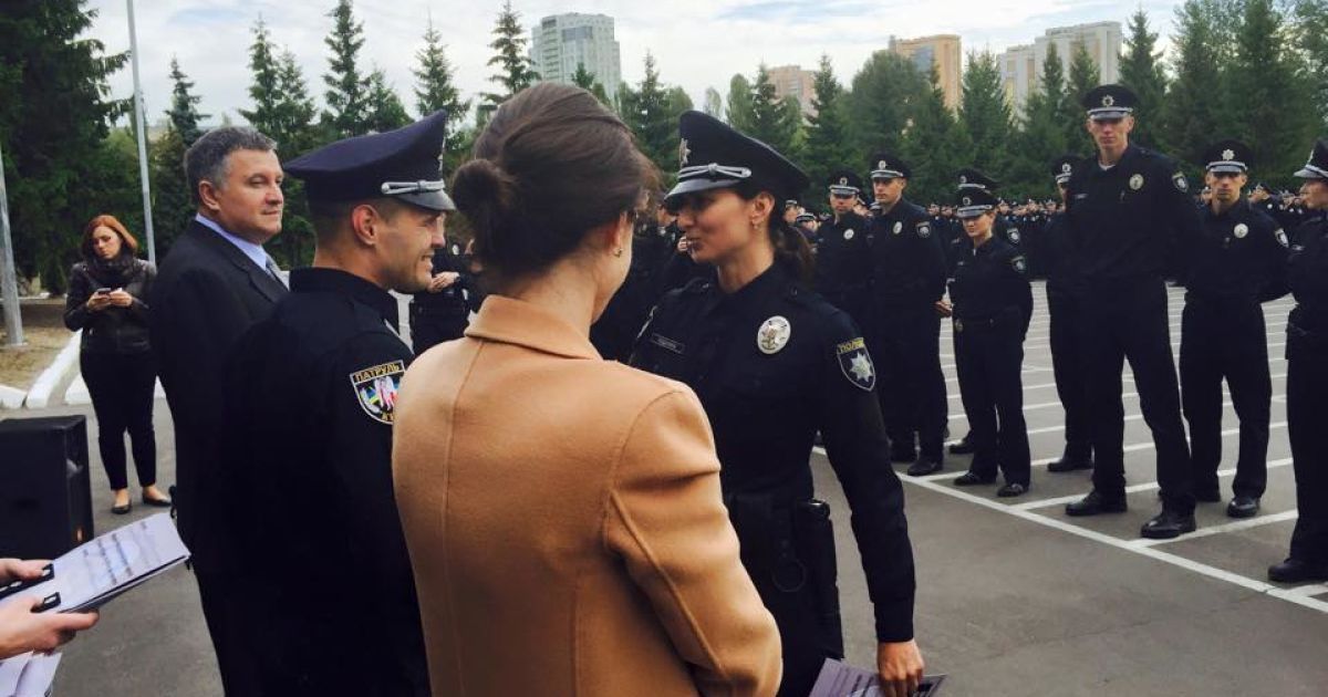 Во время торжественного вручения новых погонов и жетонов патрульным полицейским Киева / © facebook/Артем Шевченко