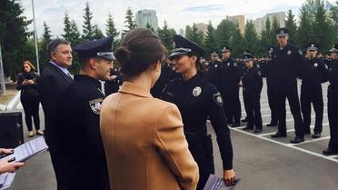 Во время торжественного вручения новых погон и жетонов патрульным полицейским Киева / © facebook/Артем Шевченко