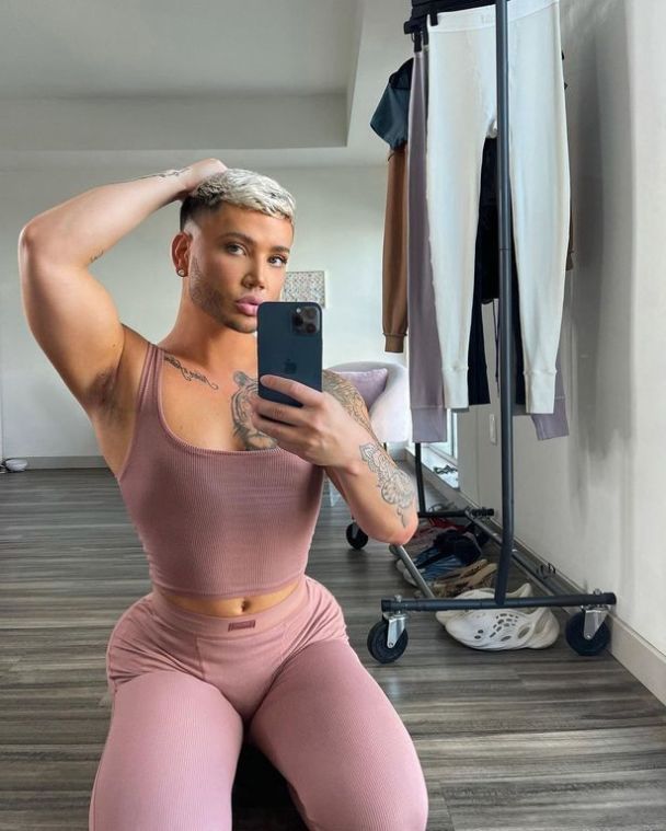 Чоловік зробив багато пластичних операцій заради тіла своєї мрії. / © dailystar.co.uk