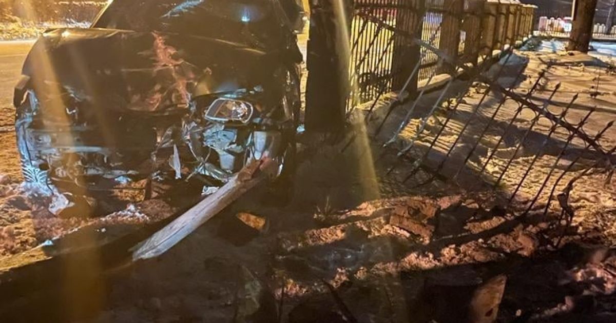 Діти були на санчатах: у Львівській області авто влетіло у подружжя з двома маленькими синами (фото)