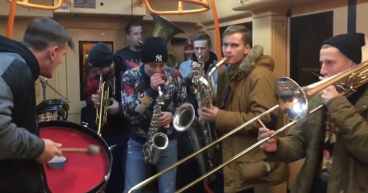 "Уличный" оркестр устроил драйвовый концерт в вагоне харьковского метро