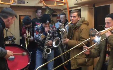 "Вуличний" оркестр влаштував драйвовий концерт у вагоні харківського метро
