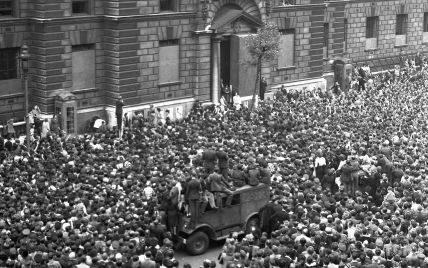 День Победы в Британии в 1945 году: ликующие толпы на улицах, Черчилль и королевская семья на балконе
