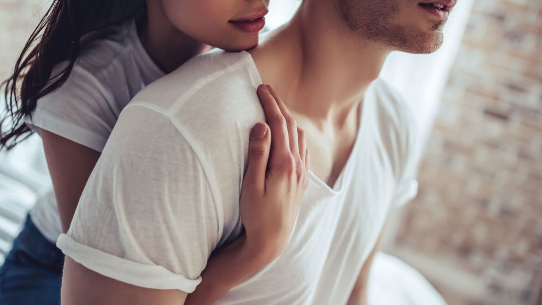 Поцілунок, погляд та жести - секрети мови тіла