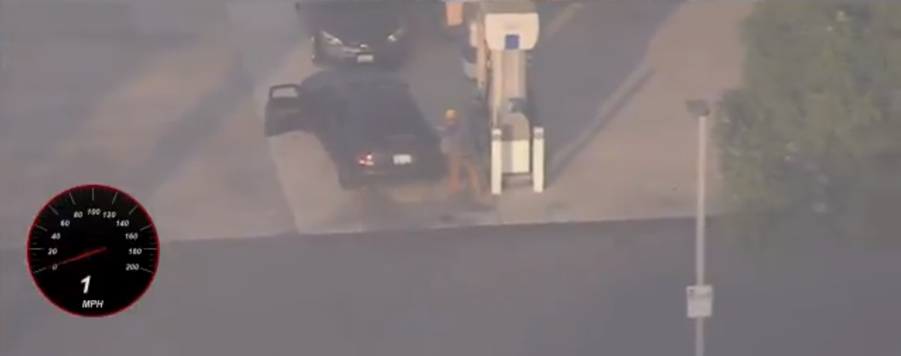 У США водій під час втечі від поліції заїхав на АЗС заправитися та продовжив рух: відео