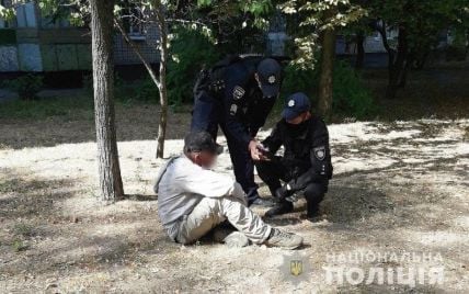 В Полтавской области посреди улицы мужчина напал на 14-летнюю девочку: ее госпитализировали