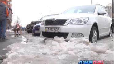 На одной из киевских стоянок десятки машин застряли в замерзшей воде