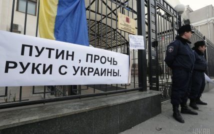 В консульствах РФ в Украине открылись избирательные участки, полиция усиленно охраняет представительства