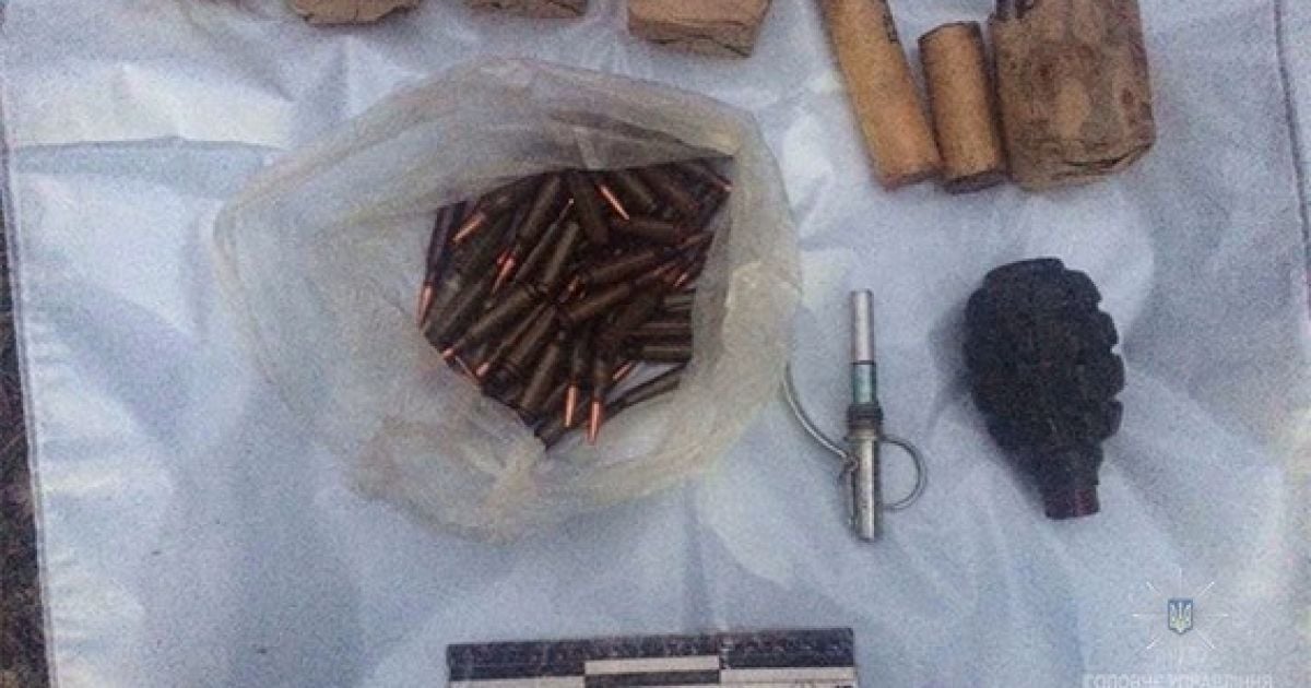 На Дніпропетровщині поліція зупинила автомобіль із арсеналом зброї та боєприпасів