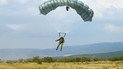 Російський військовий на парашуті