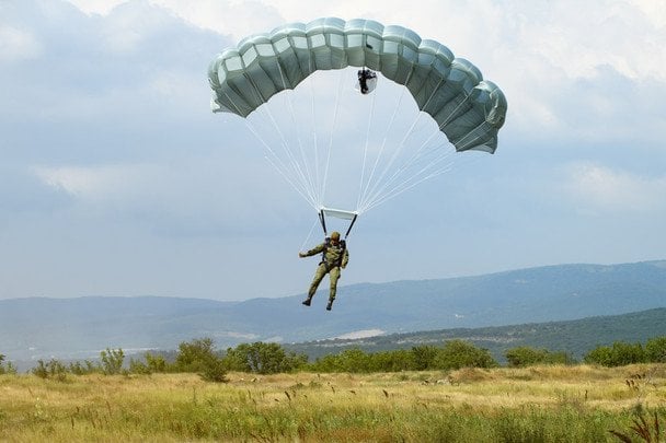 В РФ курсанты-десантники убили своего командира, испортив его парашют
