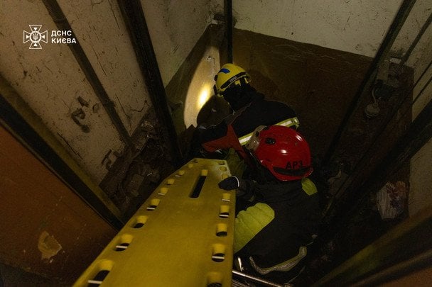 Порятунок чоловіка з&nbsp;шахти ліфта в&nbsp;Києві / &copy; ДСНС