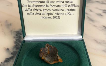 Папа Римський отримав осколок міни, яка зруйнувала храм в Ірпені (фото)