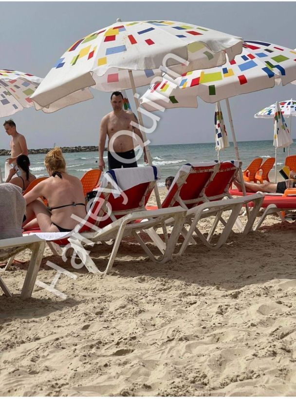 Арестович наслаждается отдыхом вместе со своей семьей на пляже в Тель-Авиве.