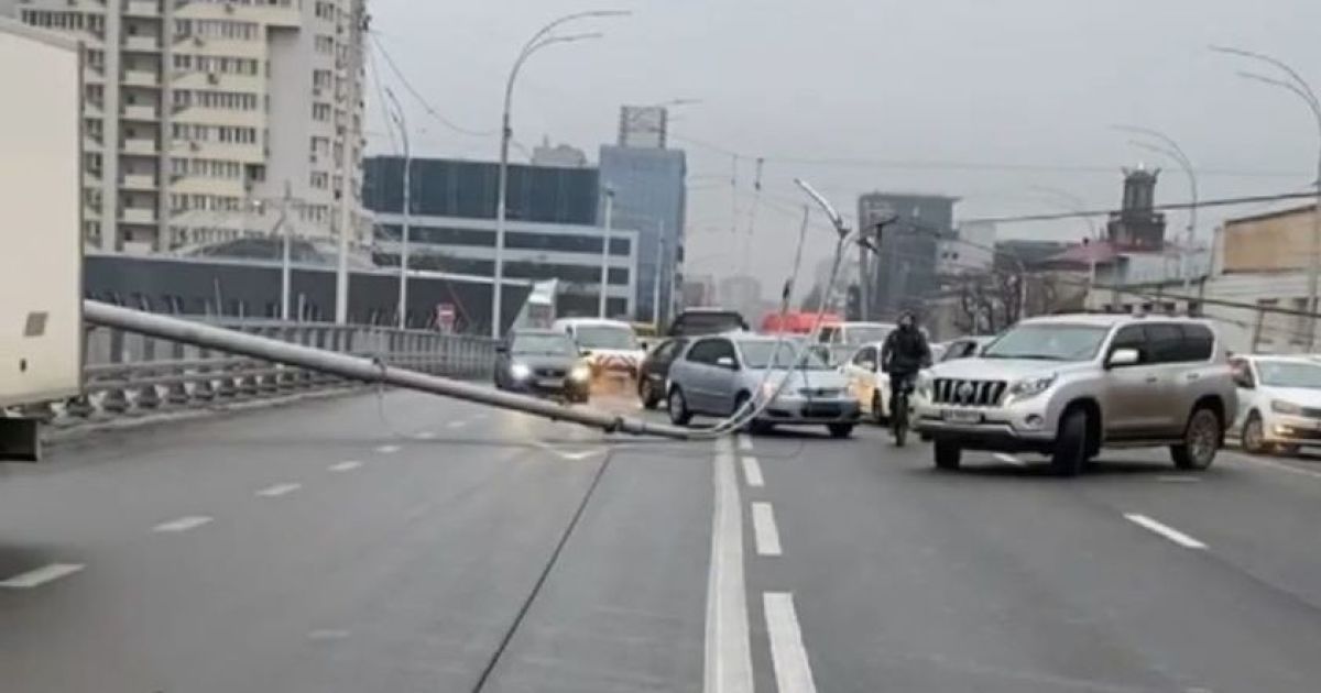 Стовпопад на Шулявському мосту: інші електроопори теж були закріплені ненадійно