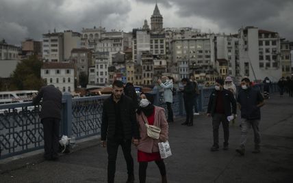 Турция усиливает карантин: будет действовать комендантский час на выходных, кофейни и кинотеатры закроют