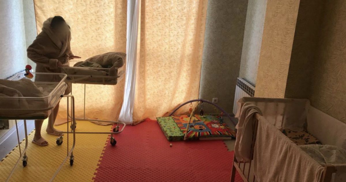 У Києві новонароджених малюків переправляли за кордон під виглядом сурогатного материнства