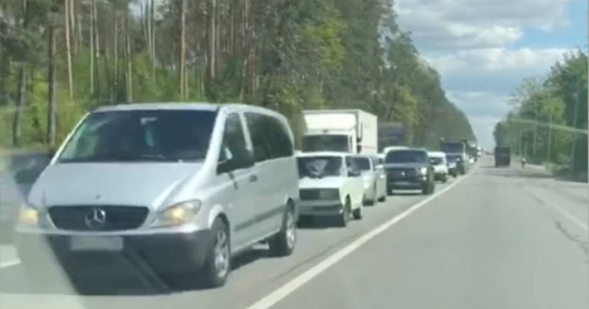 В сторону Ирпеня образовалась длинная пробка из-за мелких аварий: видео