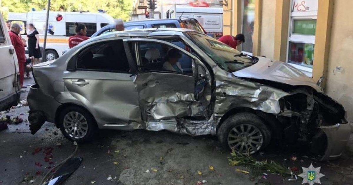 В центрі Одеси Chevrolet після зіткнення з Honda вилетів з дороги і збив пішохода